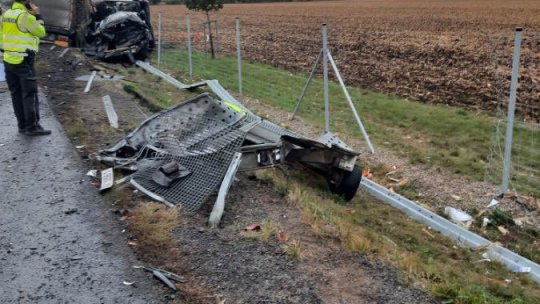 Silnici I/53 zachvátily plameny, dopravní nehoda komunikaci uzavřela, zasahoval i vrtulník
