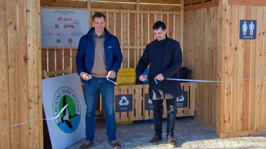 Otevření toalet zapíjeli šaraticí