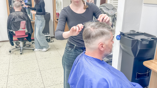 Barber kurz na Přímce: Strojek bzučel a nůžky cvakaly