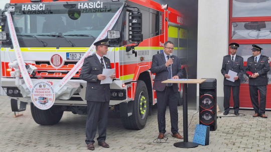 Božičtí hasiči převzali novou cisternu Tatra za více než 10 milionů korun