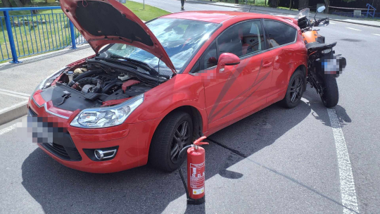 Po střetu auta s motorkou skončili dva lidé v nemocnici