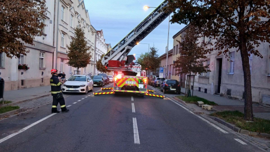 Muži v psychické nepohodě a pod vlivem alkoholu pomáhali ze střechy hasiči