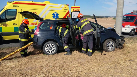 Auto dostalo v zatáčce smyk a narazilo do sloupu
