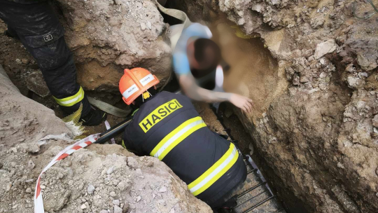 Dělníka zasypal výkop, s těžkým zraněním ho transportoval vrtulník do Brna