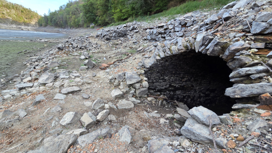 Vranovská přehrada dál klesá. Voda odhaluje stále více starého Bítova