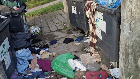 Neudržitelný stav u kontejnerových stání ve Znojmě