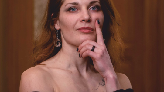 Síla hudby je čistá a nezávislá, říká sbormistryně a majitelka dvou pyrenejských psů Tereza Válková