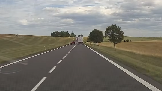 Riskantně předjížděl u Olbramkostela. Protijedoucí auto muselo na krajnici