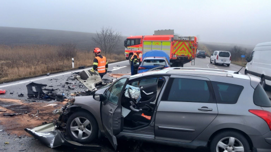U Miroslavi se střetl náklaďák s osobákem, škoda půl milionu