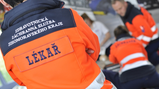 Na přechodu ve Znojmě srazil senior ženu a dítě. Chlapec utrpěl vážná zranění