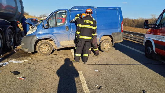 U Lechovic narazila dodávka do náklaďáku, zraněného řidiče transportoval vrtulník