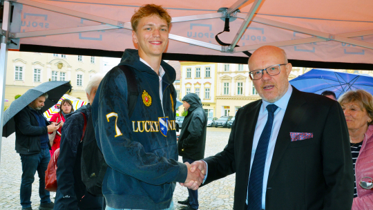 Válek přišel bez Fialy, ale ve fialových botách