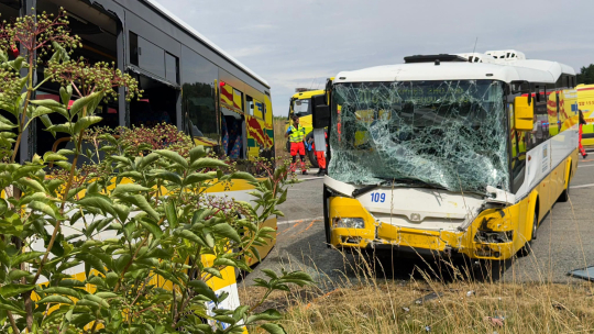 Nehodu autobusů u Lechovic způsobilo nedání přednosti. Zranilo se 39 lidí