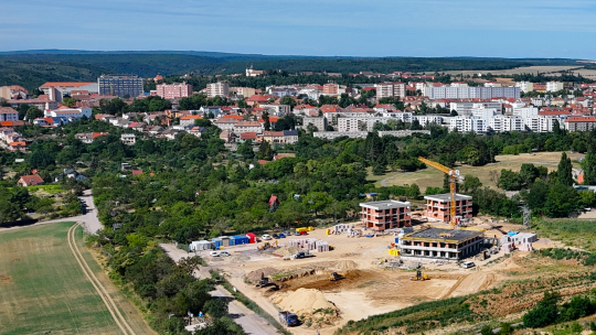 V zákrytu zeleně za znojemskou nemocnicí nenápadně roste nová rezidenční čtvrť Panorama Znojmo