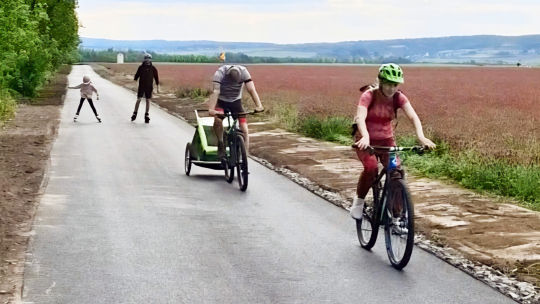 Novou stezku cyklisté vítají, i když má pár nedostatků