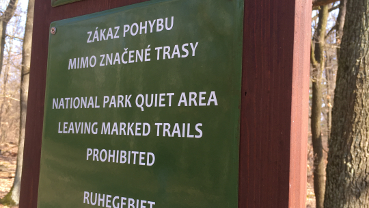 Železná opona i železné schody padly, leč železný zákaz platí dál