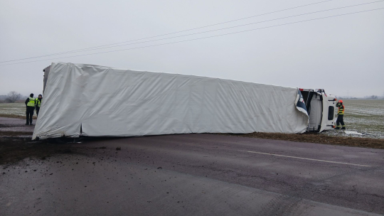 Převrácený kamion blokuje silnici mezi Dyjí a Tasovicemi