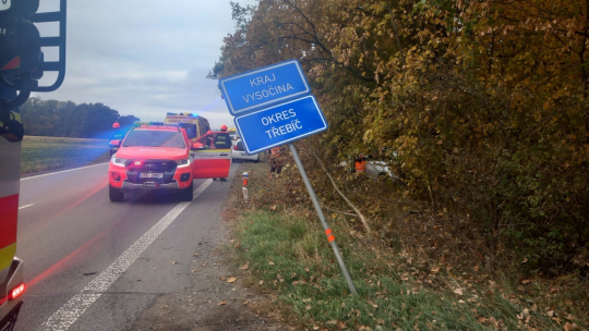 Řidič u Jamolic vyjel ze zatáčky a narazil do stromu. Skončil v nemocnici