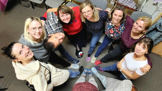 Koláč pro hospic: sladká pomoc a 10 let podpory rodinám