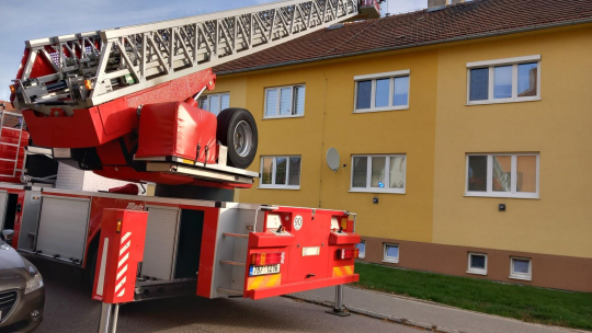 Komín ohrožoval kolemjdoucí