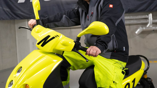 Na konci roku potěšila Nevoga jednoho ze zaměstnanců skútrem