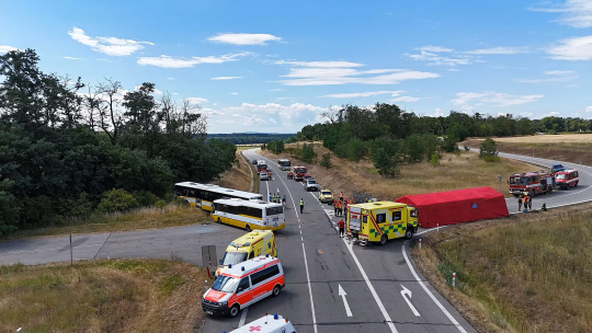 Policie prověřuje řidiče po srážce autobusů u Lechovic. Hrozí mu trestní stíhání