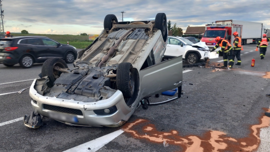 Pondělí na silnicích: čtyři nehody, čtyři lidé v nemocnici