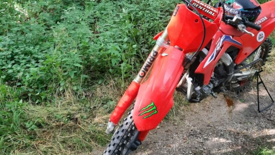 Ujížděl policii na kradené motorce a s sebou vezl pervitin. Opět skončil za mřížemi