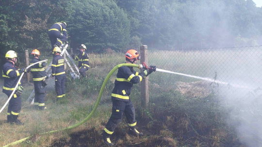Po výhni přišly kroupy. Záchranáři padali únavou, zemědělci počítali škody