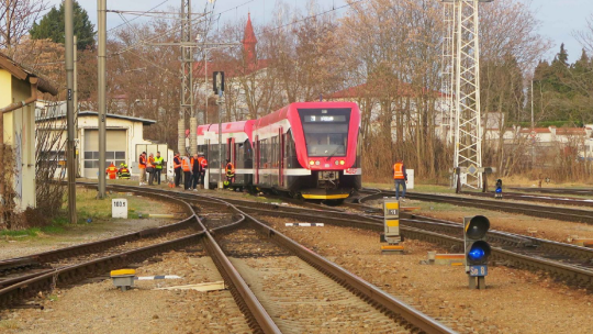 Měl počkat, místo toho vyjel. Vykolejení ve Znojmě způsobilo škodu přes 1,5 milionu