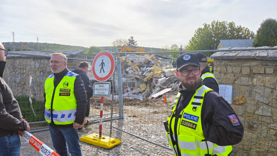 „Všechno rozsekali,“ říká František Sklenář. Jeho dům v Dobšicích dnes šel k zemi
