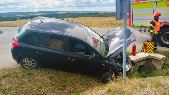 Auto u Moravského Krumlova skončilo v příkopu