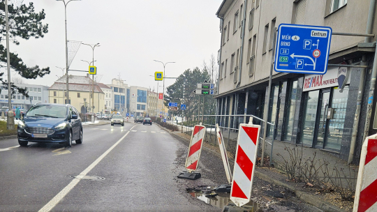 Výmol na Pražské ulici začalo ŘSD opravovat