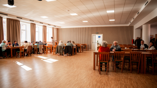 Nevzdali se a podlaha kulturního domu už je rovná