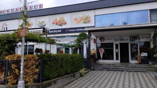 Inspekce zavřela restauraci Viet House ve Znojmě. Našla trus hlodavců i plíseň