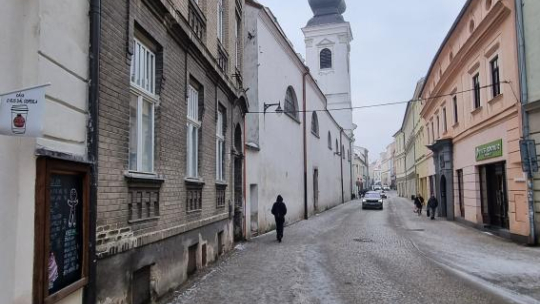 Pozor, ze střech padá led