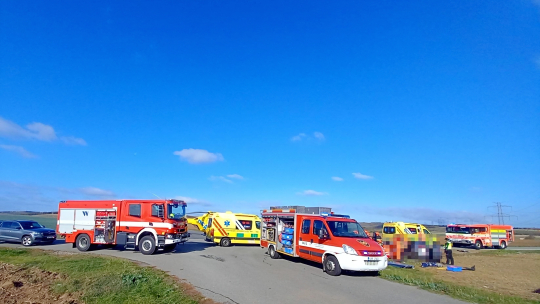 U Dyje se srazilo osobní auto s náklaďákem, k Horním Dunajovicím letěl vrtulník