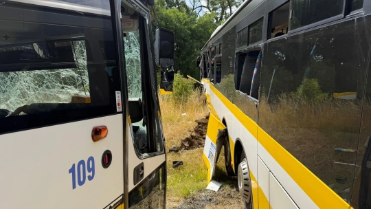 Při srážce autobusů u Lechovic se zranilo okolo 40 lidí. Záchranáři vyhlásili mimořádnou událost