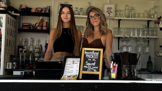 Alkoholky na kolečkách: Kamarádství přetavily v letní byznys u sedlešovického splavu