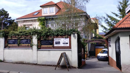 Plísně, špína a zanedbaný úklid. Inspekce zavřela restauraci Viktoria ve Znojmě