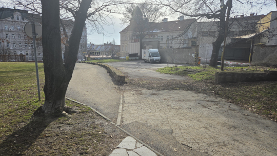 Po plotu ani stopa, ale beton zatím supluje překážky