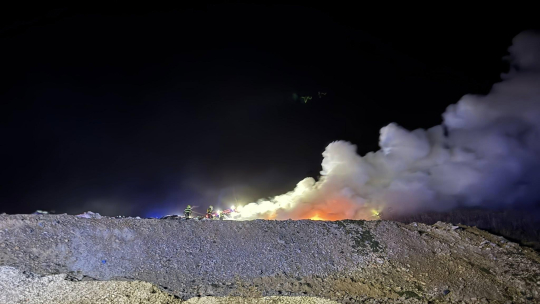 Žhavý popel zapálil skládku