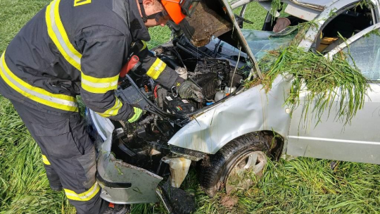 Auto se u Žerotic převrátilo přes střechu, dva mladí muži skončili v nemocnici