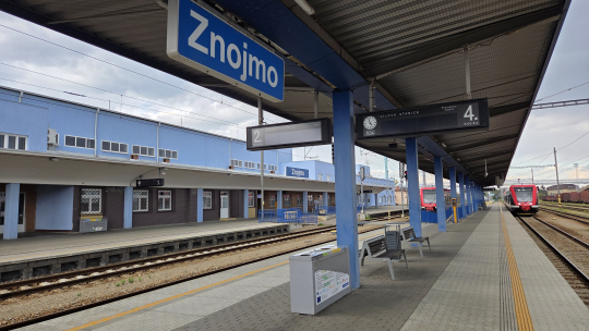 Ve Znojmě zastavil vlak mimo nástupiště, incident vyšetřuje Správa železnic