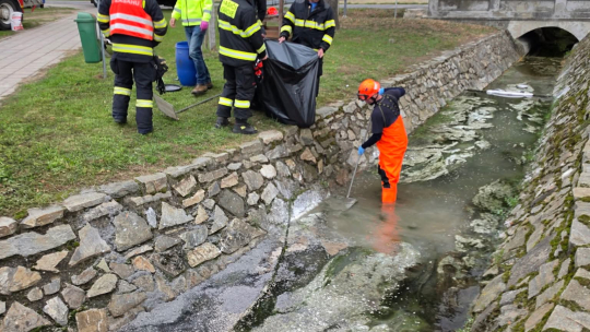 Do potoka ve Višňovém se dostala neznámá látka. Mohlo jít o potravinářský olej