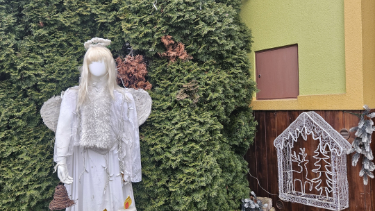 Svatozář u hlavní silnice