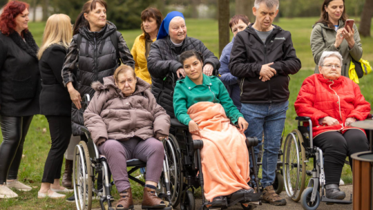 Sto let pomoci připomíná v Břežanech lípa