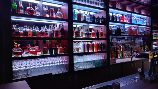 Celníci odhalili nelegální výrobu alkoholu ve znojemských barech