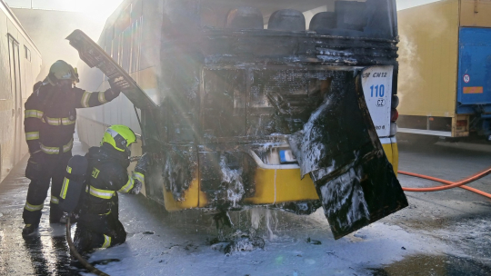 Požár autobusu na parkovišti ve Znojmě způsobil škodu 850 tisíc korun