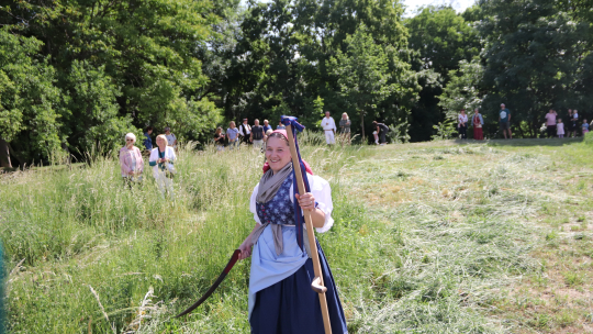 Kosení lúky na Farské ovládla děvčata